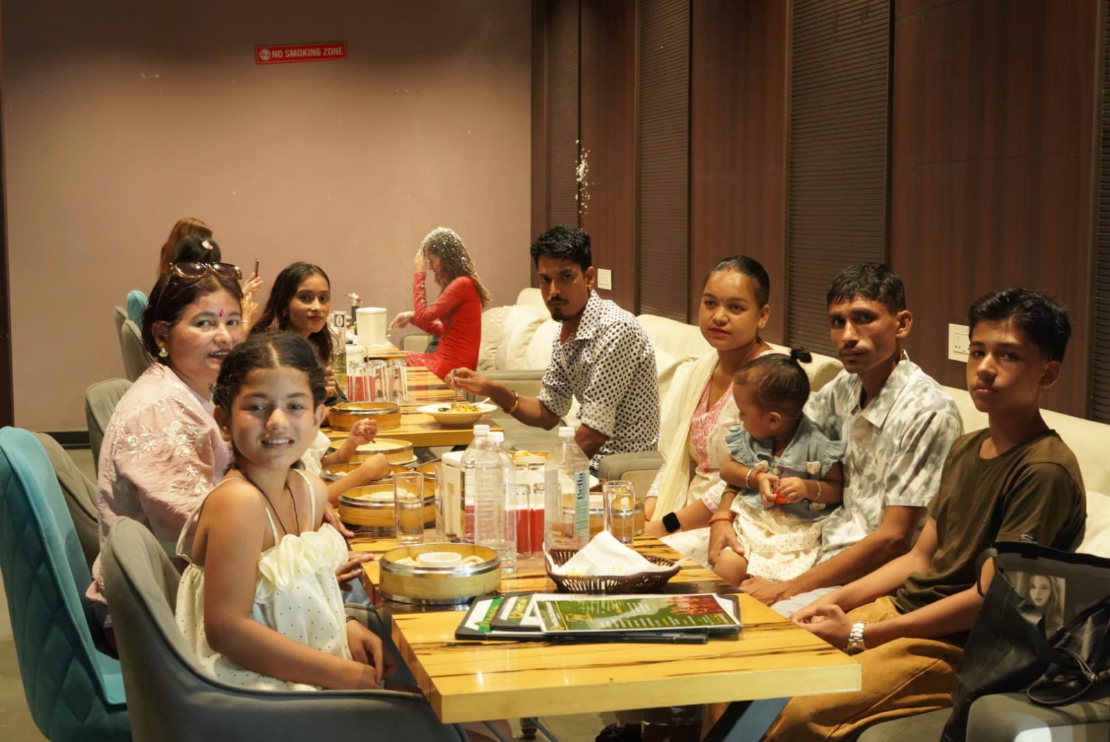 Hotel Bella - Family and guests around the table